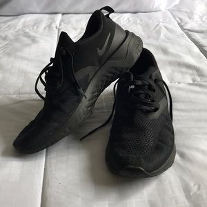 NIKE men’s black running shoes